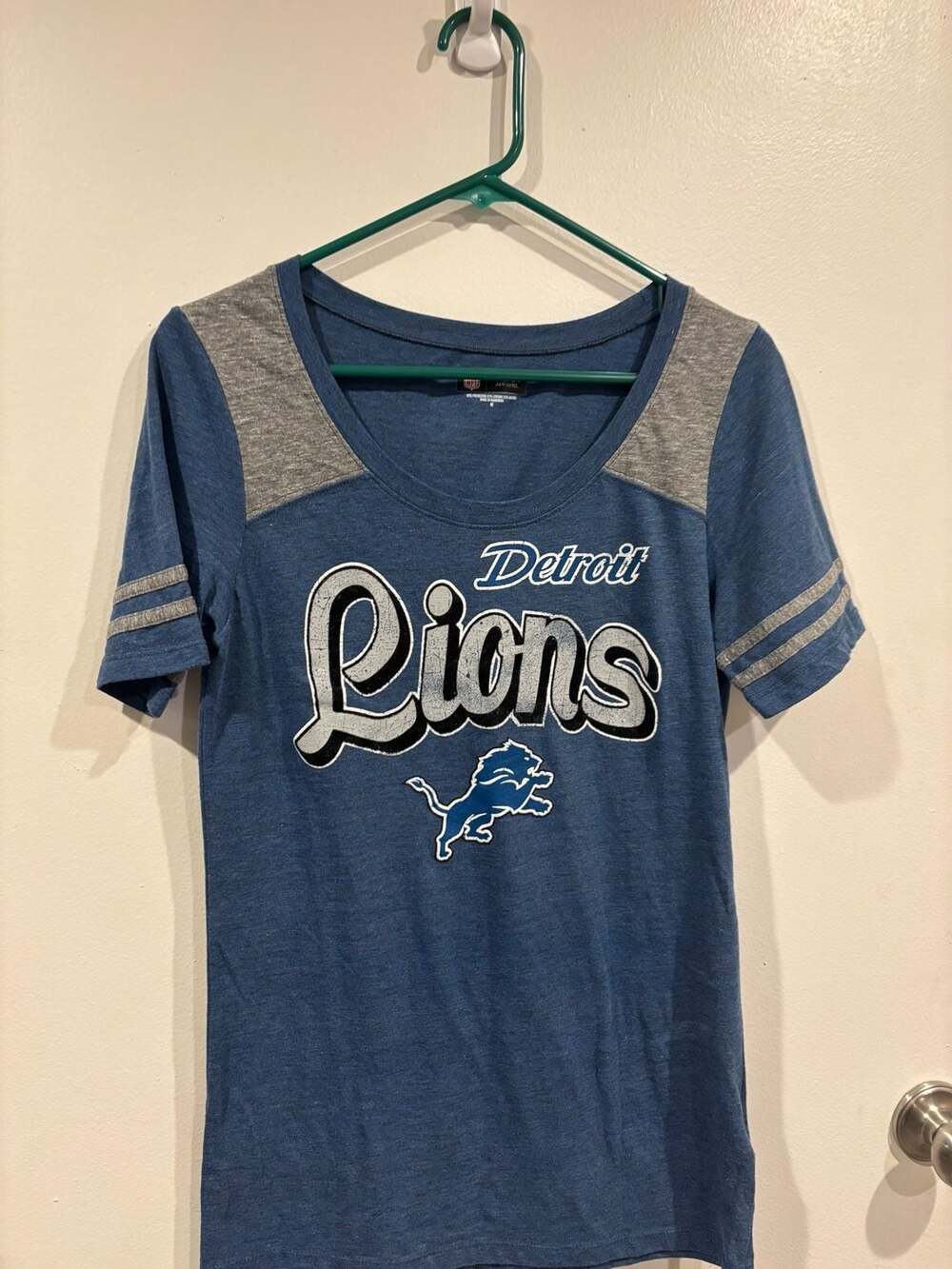 NFL Team Apparel Women's Detroit Lions V Neck Sample White Blue Small